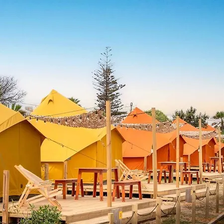 Romantic Glamping Retreat With Shaded Terrace & Sun Loungers In District, Portugal Hébergement de vacances *