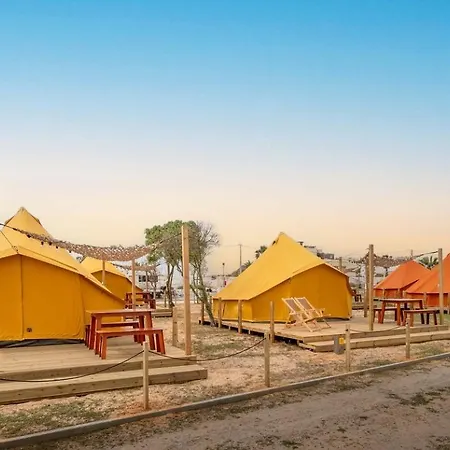 Romantic Glamping Retreat With Shaded Terrace & Sun Loungers In District, Portugal Hébergement de vacances